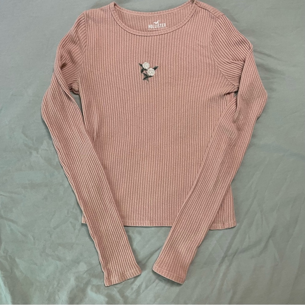 Hollister “Baby Tee” long-sleeve ribbed crop top with embroidered rose